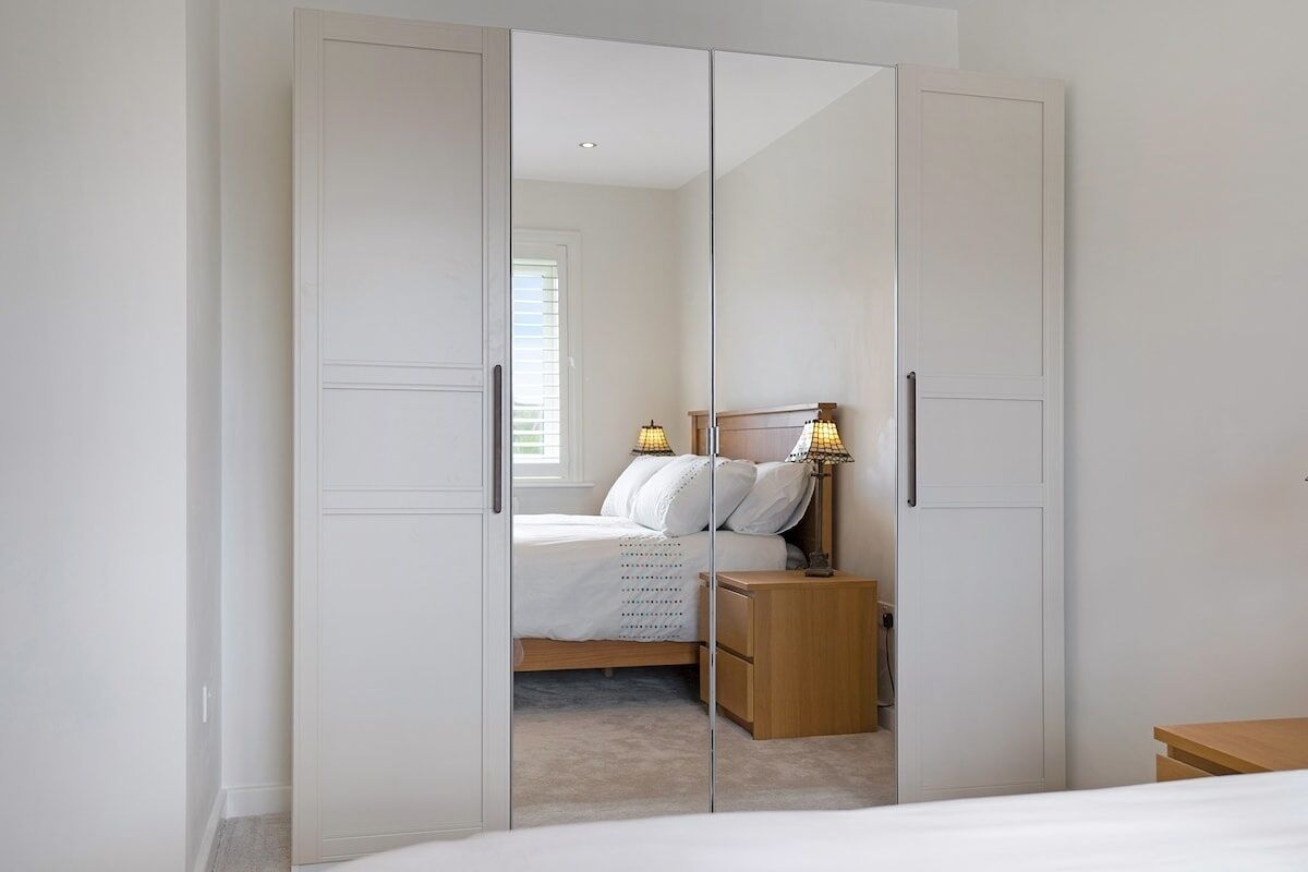 2 bedrooms, internet, bed sheets