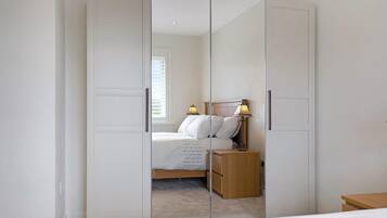 2 bedrooms, internet, bed sheets