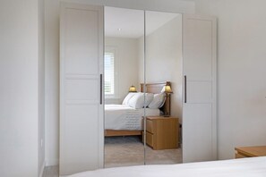 2 عدّة غرف نوم وخدمة الإنترنت وملاءات أسرّة