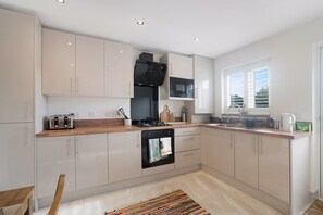 Réfrigérateur, un four, surface de cuisson, grille-pain