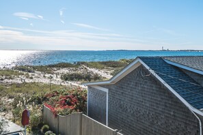 En la playa y playa de arena blanca 