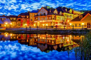 Bagian depan properti - sore/malam