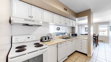 Condo, 2 Bedrooms | Dapur peribadi | Ketuhar