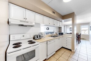 Condo, 2 Bedrooms | Dapur peribadi | Ketuhar 