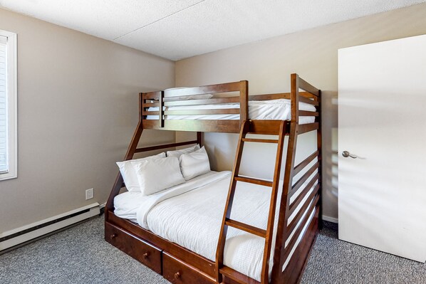 Condo, 2 Bedrooms | Wi-fi percuma, cadar katil 