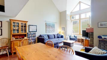 Condo, 2 habitaciones | Área de sala de estar