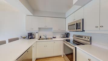 Condo, 2 habitaciones | Cocina privada | Horno y tostadora