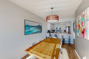 Condo, 2 phòng ngủ | Khu phòng khách