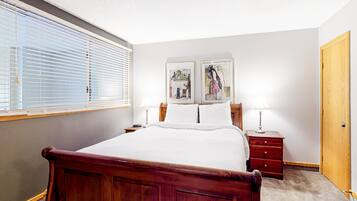 Condo, 2 Bedrooms | Free WiFi, bed sheets