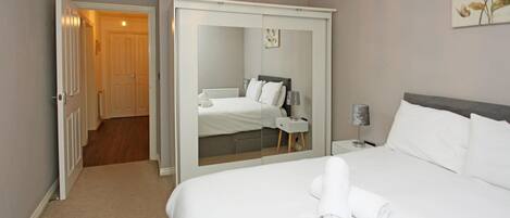 2 bedrooms, iron/ironing board, internet