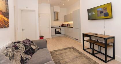 1 Bedroom Apartment near Town & Theatre