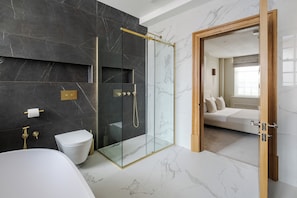 Shower, hair dryer, bidet, towels - Stunning Mayfair single level large 4 bedroom apartmnet with AC and lift (London)