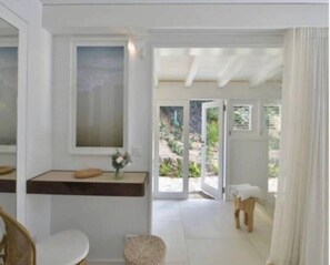 Dusche, Haartrockner, Handtücher, Toilettenpapier