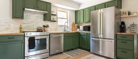 Four Ă  micro-ondes, un four, surface de cuisson, lave-vaisselle