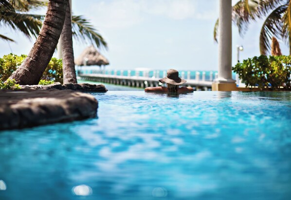 Outdoor pool - Pelican Reef Villas Resort (San Pedro)