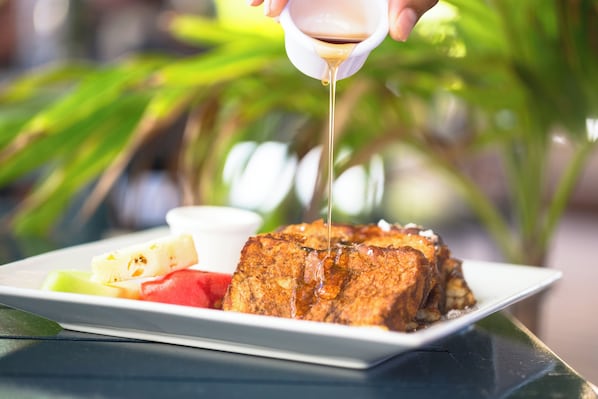 Petit déjeuner complet compris tous les jours