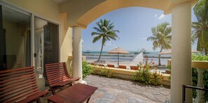 Suite Luxe, 2 chambres, balcon, vue plage | Coffres-forts dans les chambres, rideaux occultants