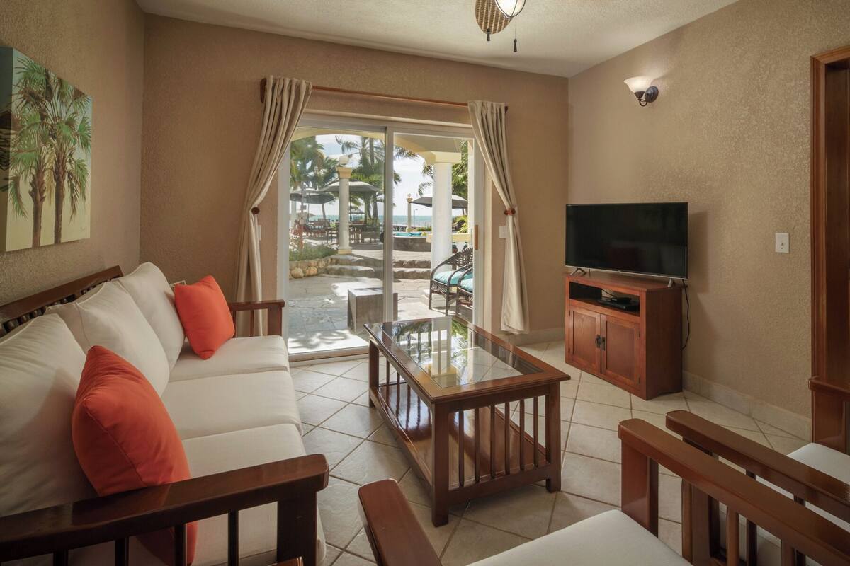 Suite Luxe, 2 chambres, balcon, vue piscine | Coffres-forts dans les chambres, rideaux occultants