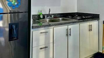 Réfrigérateur, micro-ondes, cafetiÚre/bouilloire