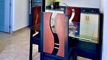 Batterie de cuisine, vaisselle et ustensiles