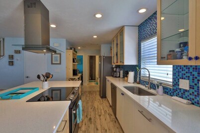 Flip Flop Living 1 3bdrm, 2.5 bath, STEPS TO SAND!