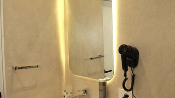 Sèche-cheveux, chaussons, serviettes fournies, savon