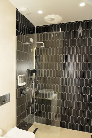 Haartrockner, Hausschuhe, Handtücher, Seife