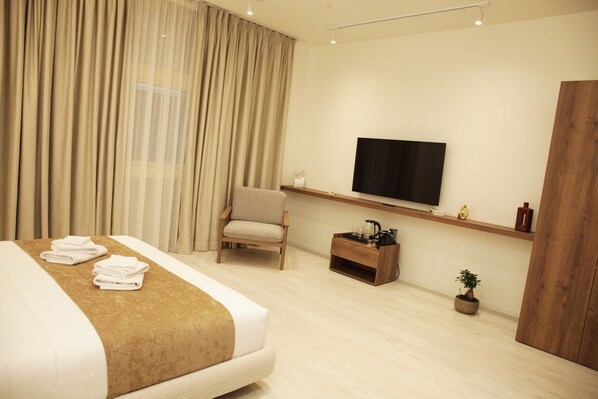 Laptop workspace, iron/ironing board, free WiFi