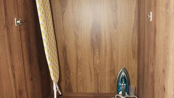 Espace de travail pour ordinateur portable, fer et planche à repasser