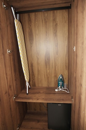 Laptop workspace, iron/ironing board, free WiFi