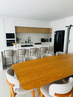 Microondas, horno, placa de cocina, lavavajillas