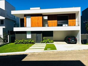 Exterior - Spacious Family Home with Pool in Exclusive Gated Community – Canajurê (Florianópolis)