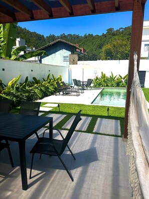 Outdoor dining - Spacious Family Home with Pool in Exclusive Gated Community – Canajurê (Florianópolis)