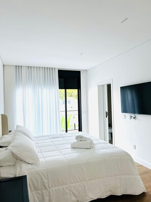 5 bedrooms, iron/ironing board, WiFi, bed sheets - Spacious Family Home with Pool in Exclusive Gated Community – Canajurê (Florianópolis)