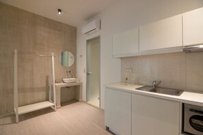 Shower, hair dryer, towels, shampoo