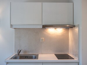 Fridge, oven, coffee/tea maker, electric kettle