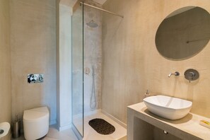 Douche, séchoir à cheveux, serviettes fournies, shampooing