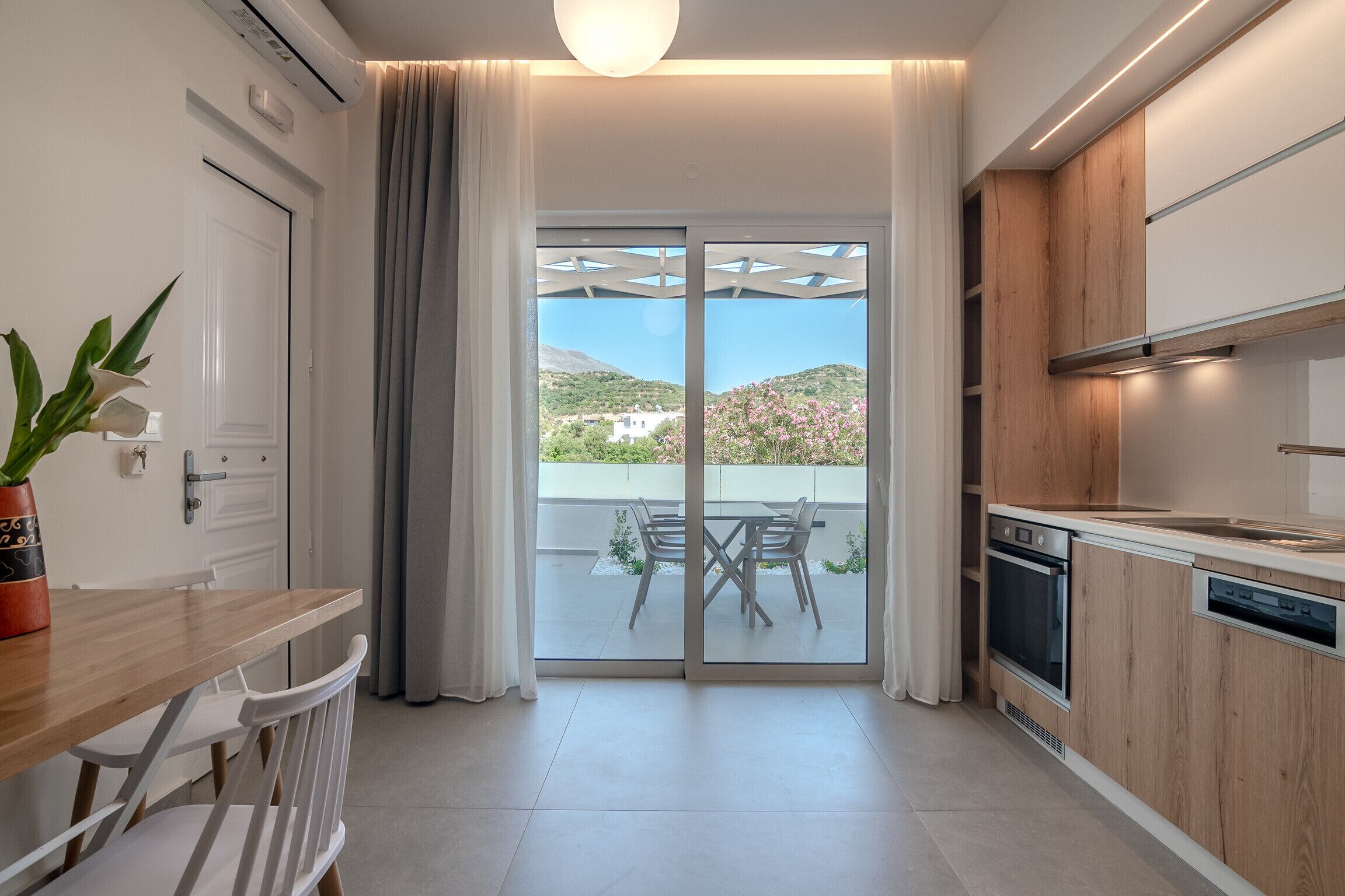 ثلاجة، فرن، غسالة أطباق، ماكينة لصنع القهوة/الشاي