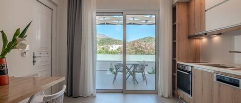 Geladeira, fogão, lava-louças, cafeteira/chaleira