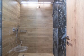 Chuveiro, secador de cabelo, toalhas de banho, shampoo