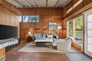 Smart TV, books - Mid-Century Nest, Near Forest Park (Portland)