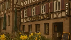 Un edificio tradicional con entramado de madera y un letrero que dice "HOTEL RATSTUBE".