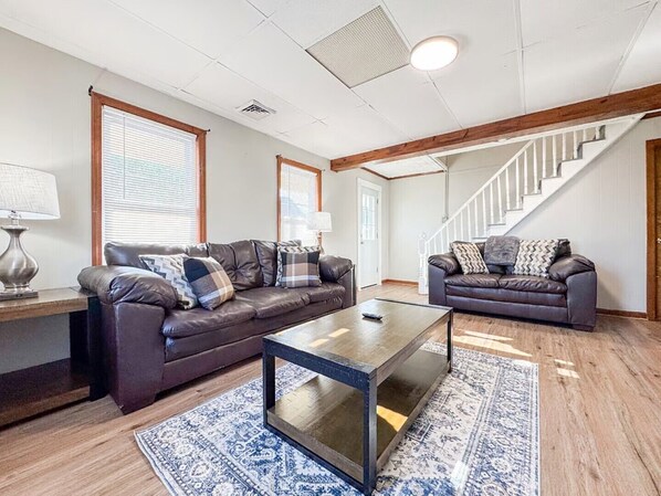 Smart TV, offices -  Nashua NH - Travel Workers/ Relocating Families - Entire Place- In Unit Laundry (Nashua)