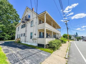 Exterior -  Nashua NH - Travel Workers/ Relocating Families - Entire Place- In Unit Laundry (Nashua)