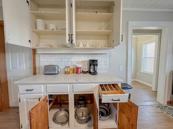 Fridge, microwave, oven, stovetop -  Nashua NH - Travel Workers/ Relocating Families - Entire Place- In Unit Laundry (Nashua)