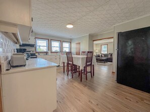 Dining -  Nashua NH - Travel Workers/ Relocating Families - Entire Place- In Unit Laundry (Nashua)