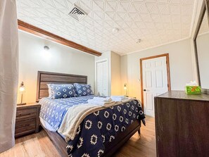 2 bedrooms, desk, iron/ironing board, free WiFi -  Nashua NH - Travel Workers/ Relocating Families - Entire Place- In Unit Laundry (Nashua)