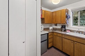 Réfrigérateur, micro-ondes, plaque de cuisson, cafetière/bouilloire