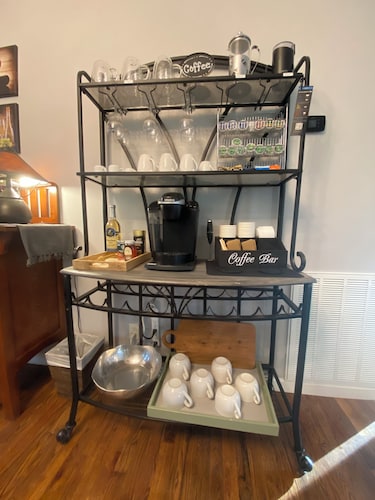 Mid-Mod Amazing! 2.9mi to UA. Chef’s Kitchen. Views to Private Yard & Fire Pit