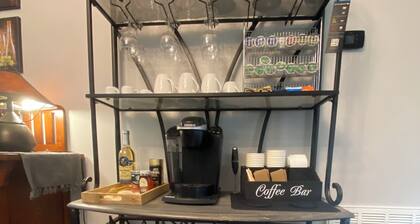 Mid-Mod Amazing! 2.9mi to UA. Chef’s Kitchen. Views to Private Yard & Fire Pit